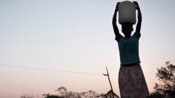 Día mundial del agua - Niña trasporta agua en África