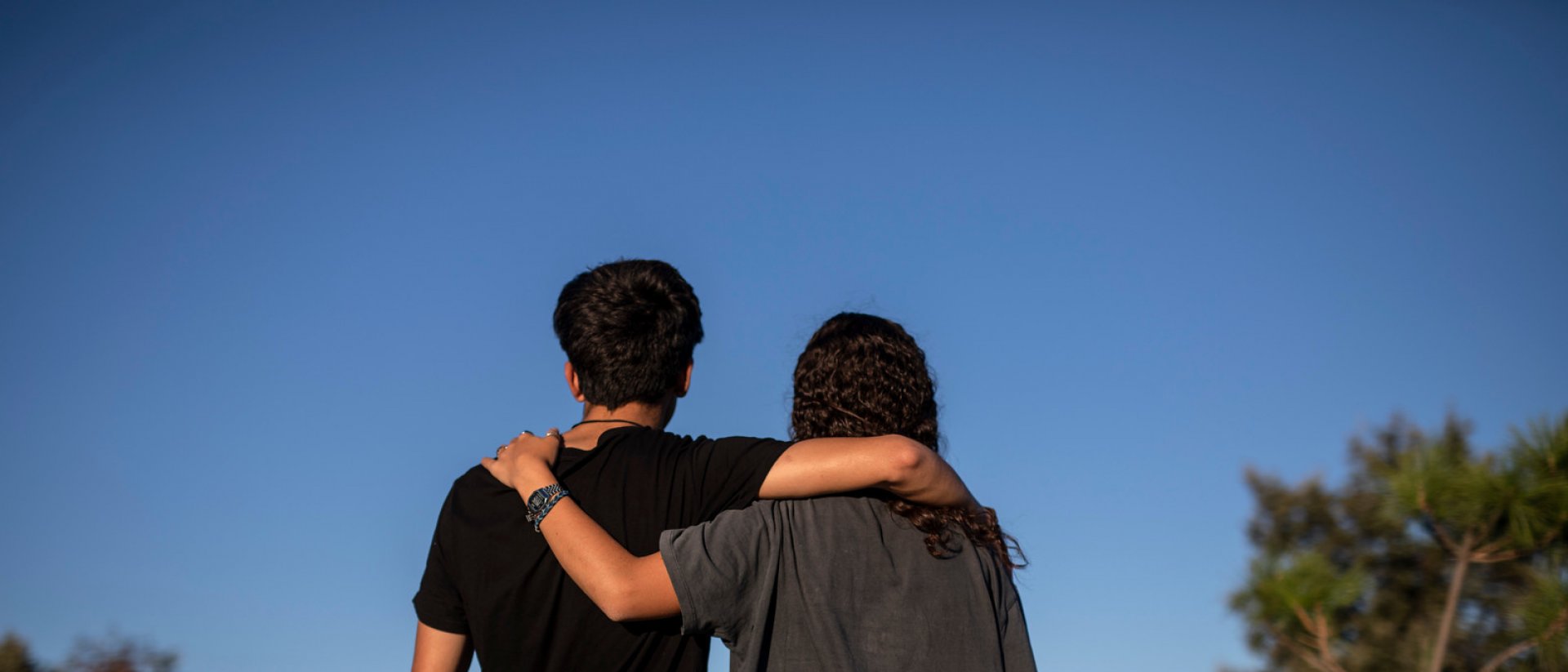 Dos adolescentes en parque