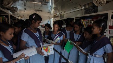 niñas de India leyendo en un autobús