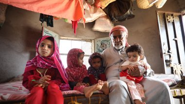 Arwa, Salma y su familia en un campo de refugiados en Yemen