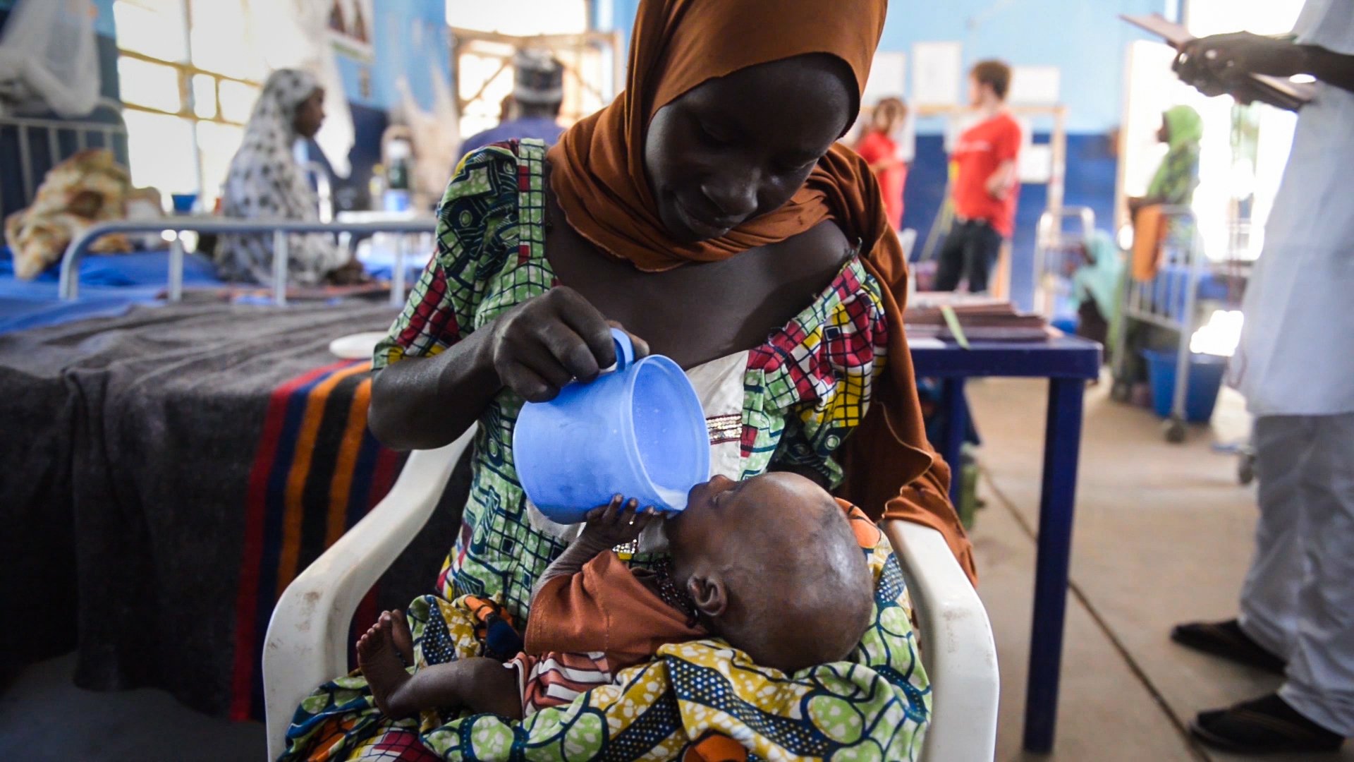 Lucha contra la desnutrición de niños en África Comida para niños en África
