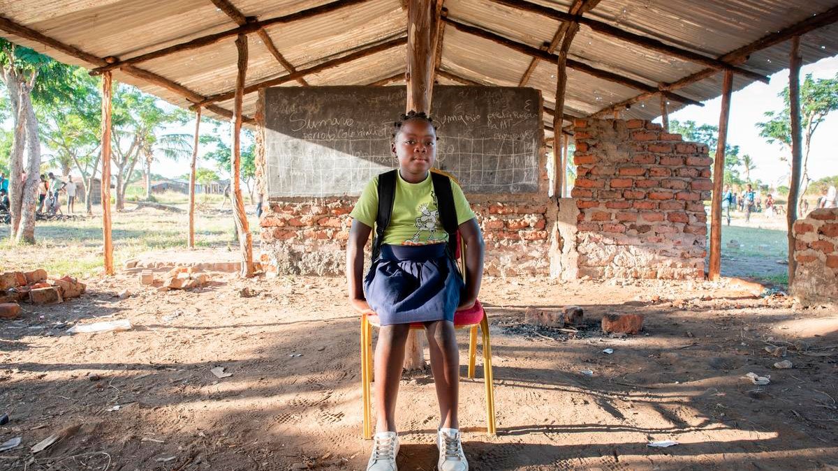 Niña en África en emergencia humanitaria Hazte socio Save the Children