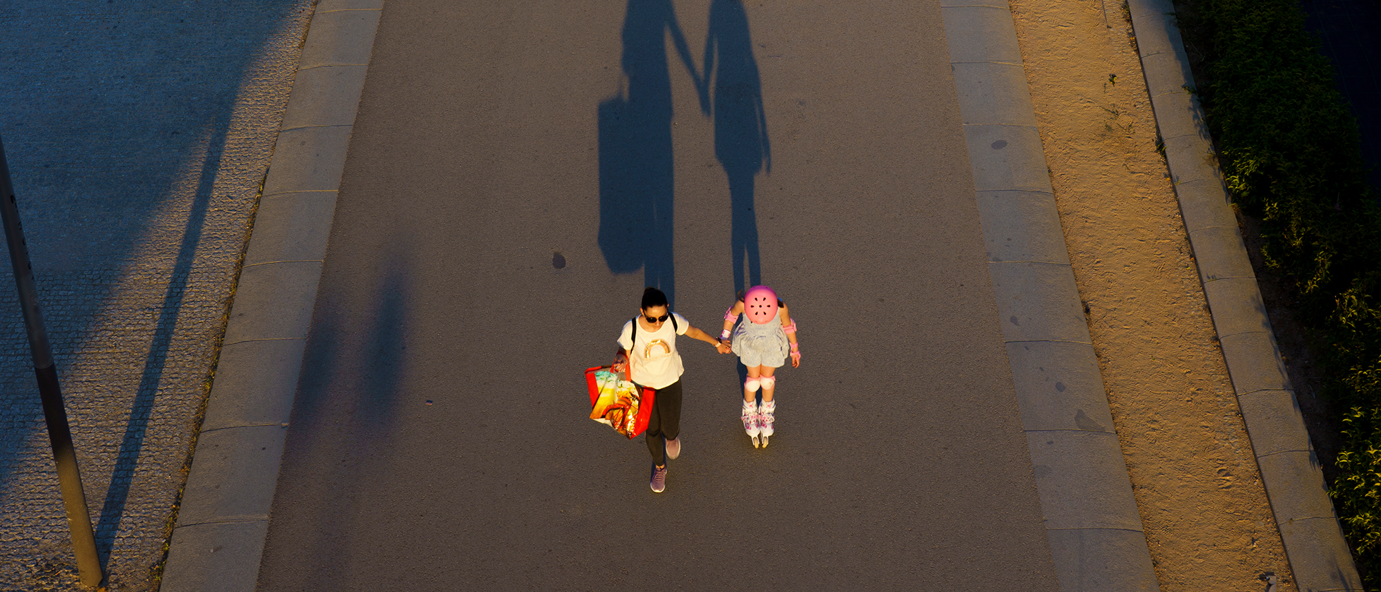 Informe: Infancia en reconstrucción. Una madre con su hija al lado en un parque desde una vista aérea Informe: Infancia en reconstrucción
