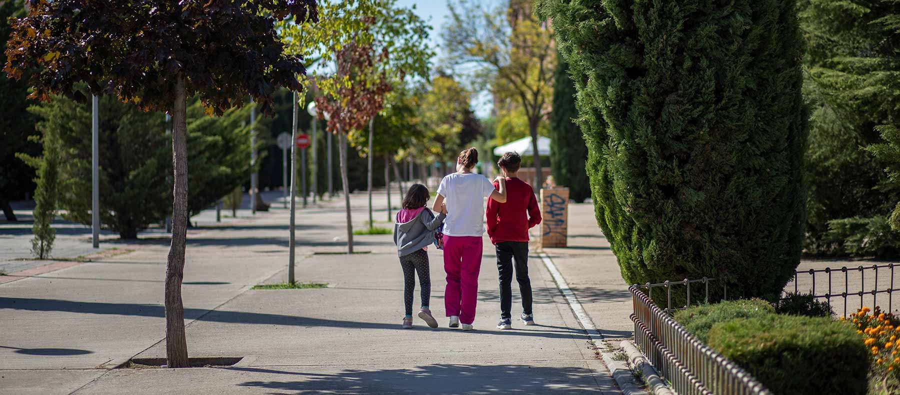 Niños acompañados por su madre en una calle