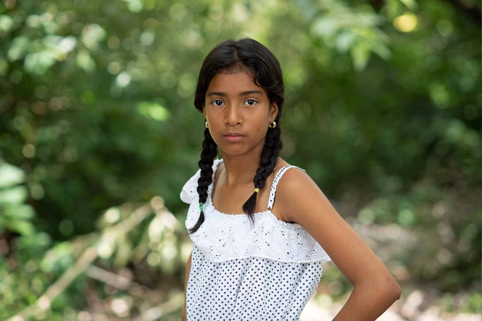 ayuda a niñas save the children niña indígena