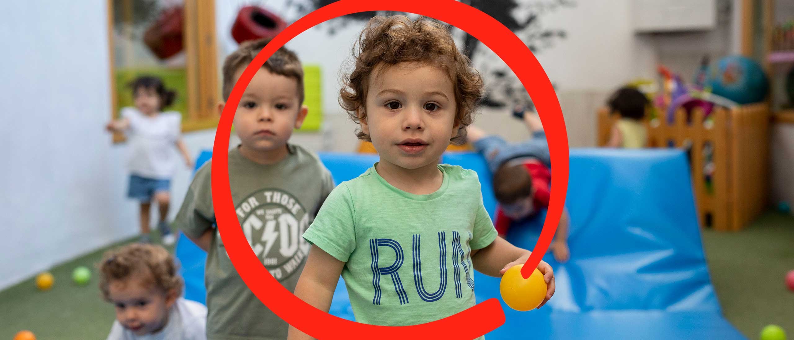 Informe donde todo empieza - Niños menores de 3 años jugando Informe donde todo empieza - Un niño menor de 3 años jugando