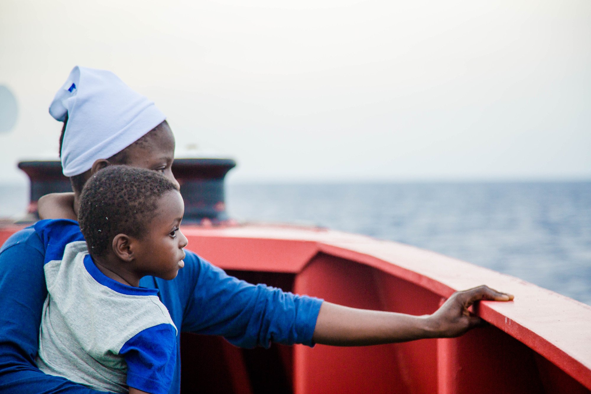 save_the_children_madre_con_hijo_en_proa_barco_vos_hestia_refugiados_en_mediterraneo.jpg save_the_children_madre_con_hijo_en_proa_barco_vos_hestia_refugiados_en_mediterraneo.jpg