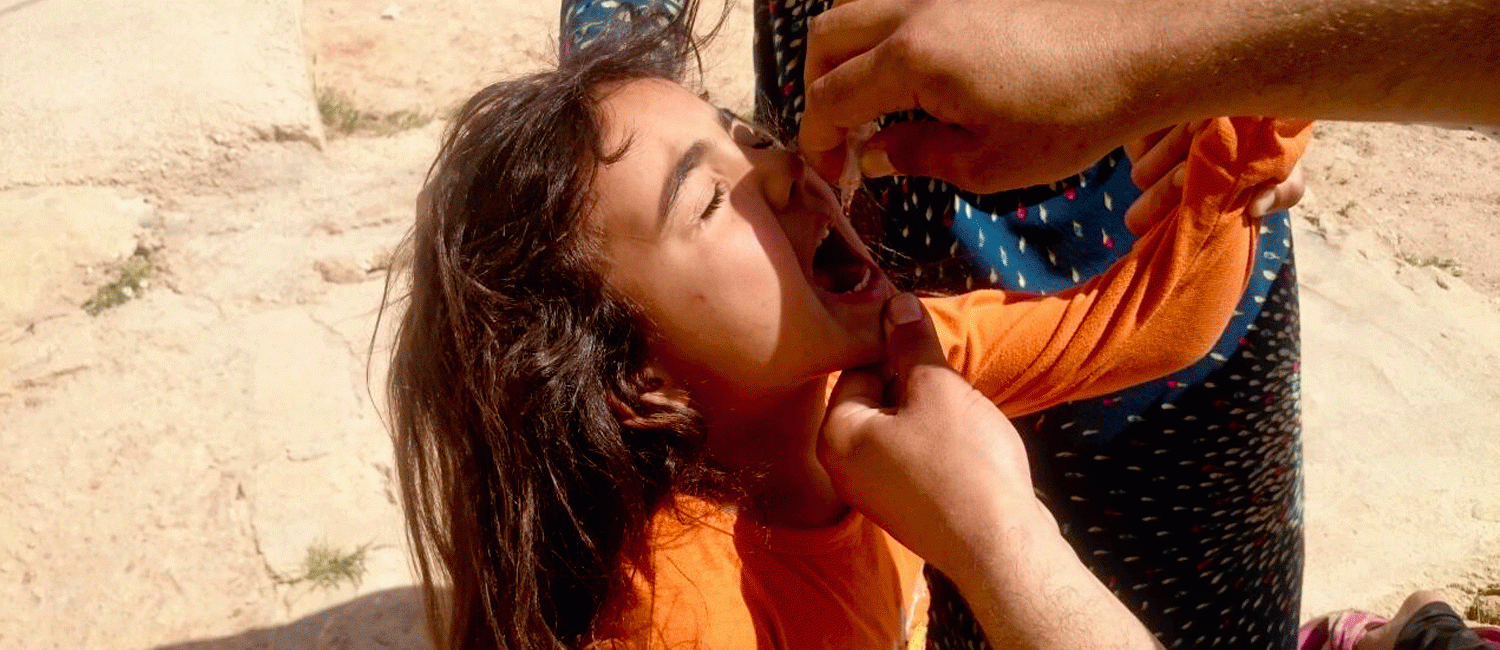 Niña siria recibiendo una vacuna