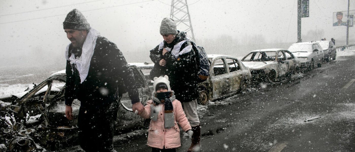 Niña huyendo de la guerra en Ucrania