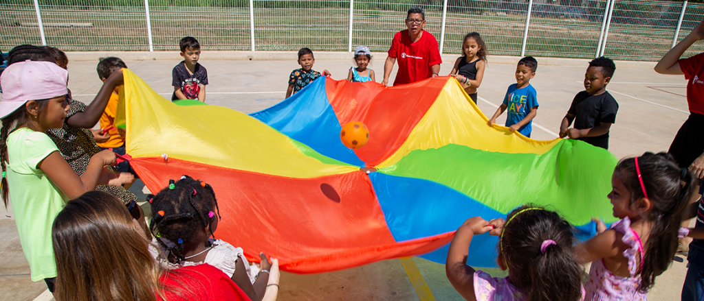 Niños y niñas jugando en un campamento de verano de Save the Children