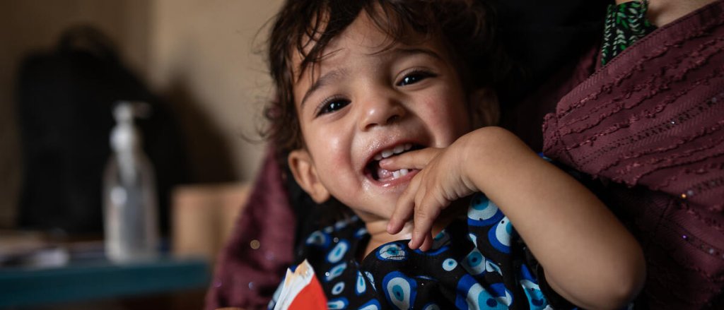 niña come pasta de cacahuete