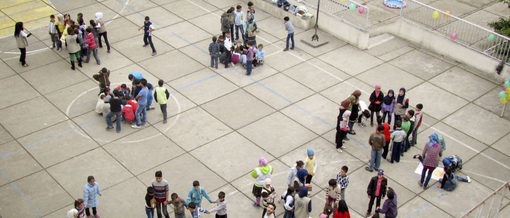 educacion_lebanese-and-syrian-children-participating-in-recreational-activities-in-the-alp-in-north-of-lebanon-lpr.jpg