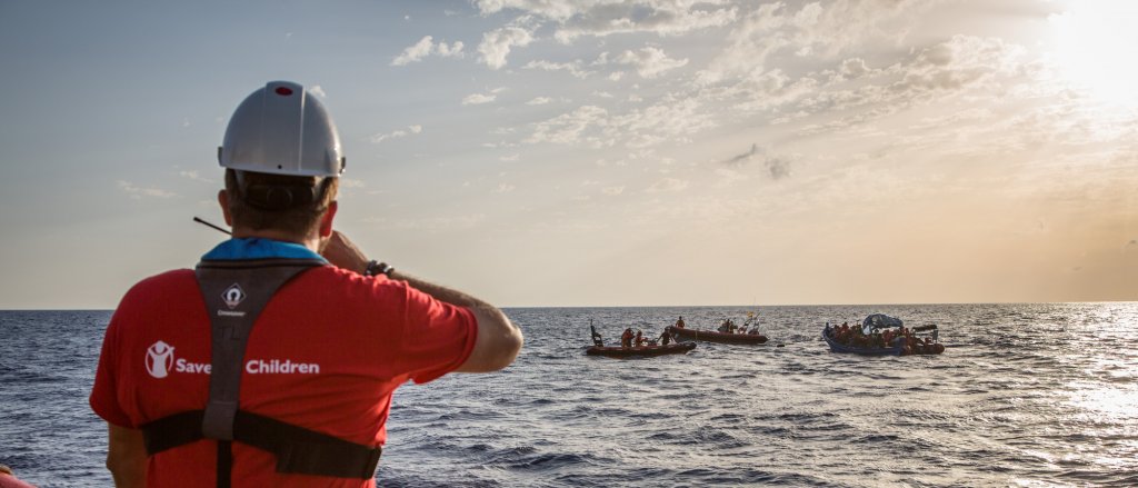 rescueatthesea-_el_equipo_de_save_the_children_preparado_para_llevar_acabo_una_operacion_de_rescate_en_el_mar_mediterraneo.jpg