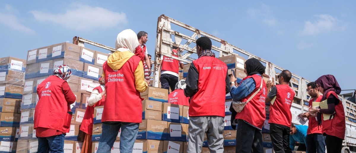 Personal de Save the Children en Egipto carga camiones con suministros de primera necesidad para Gaza. Foto: Save the Children. Personal de Save the Children en Egipto carga camiones con suministros de primera necesidad para Gaza. Foto: Save the Children.