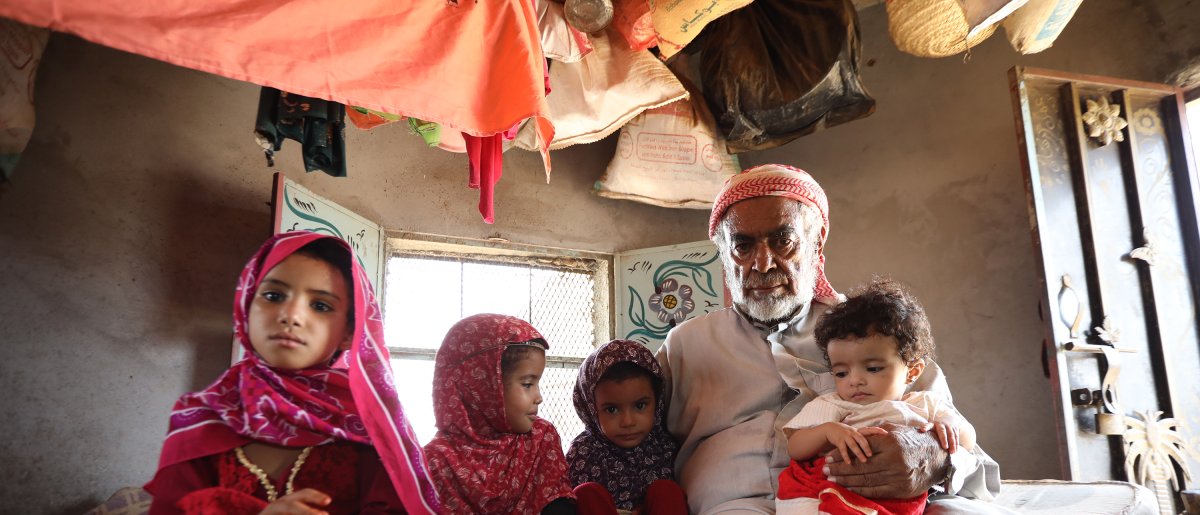 Arwa, Salma y su familia en un campo de refugiados en Yemen Arwa, Salma y su familia en un campo de refugiados en Yemen