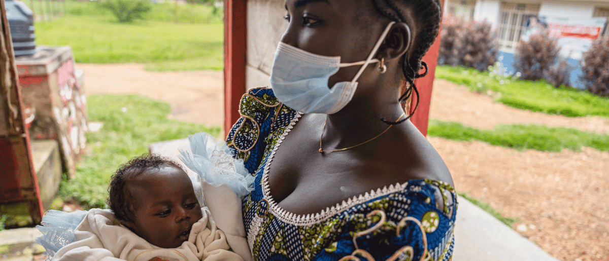 Deborah, de dos meses, con su madre Marléne en RDC