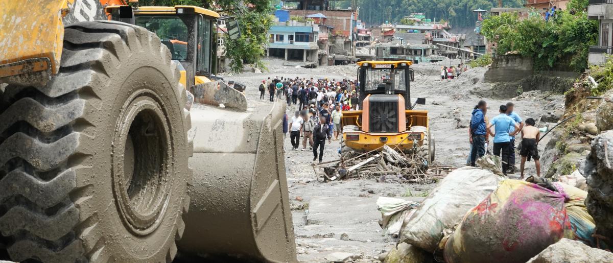 tractores en una calle inundada con gente