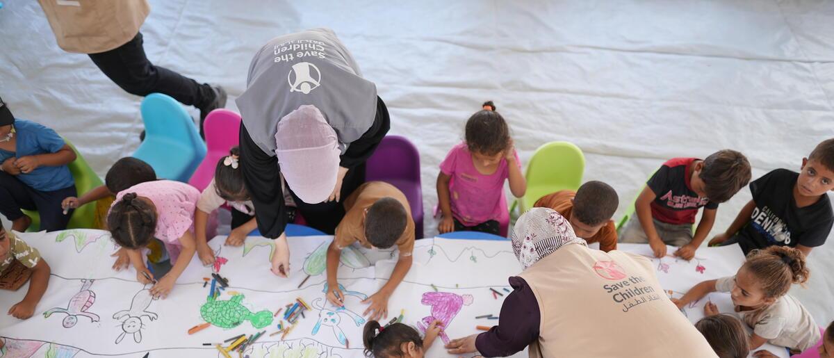 niños y niñas en una escuela en Gaza