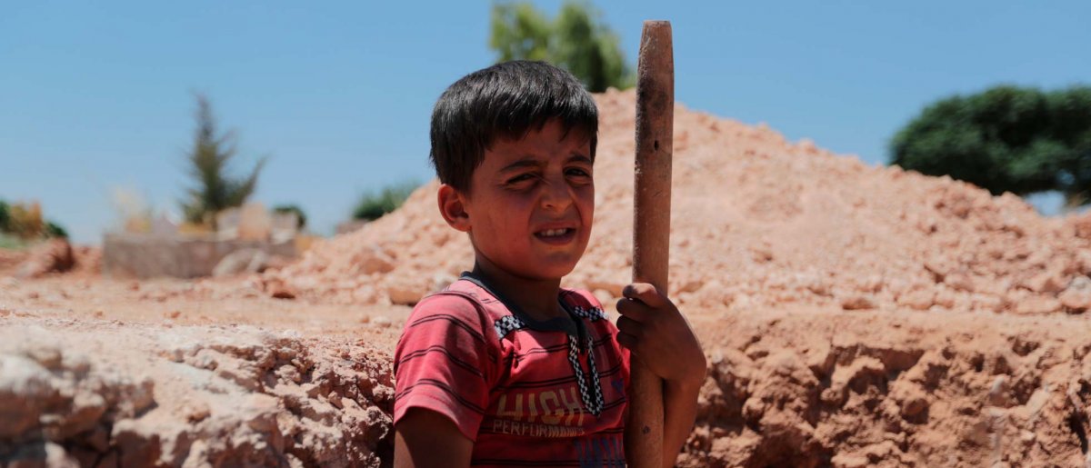 Niño de 9 años tiene que cavar tumbas para sobrevivir a la guerra en Siria Niño de 9 años cavando tumbas en Siria