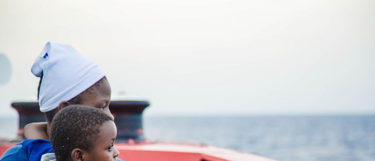 save_the_children_madre_con_hijo_en_proa_barco_vos_hestia_refugiados_en_mediterraneo.jpg save_the_children_madre_con_hijo_en_proa_barco_vos_hestia_refugiados_en_mediterraneo.jpg