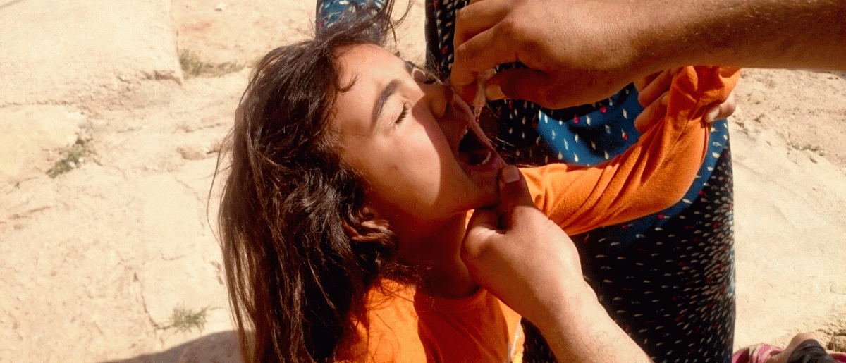 Niña siria recibiendo una vacuna