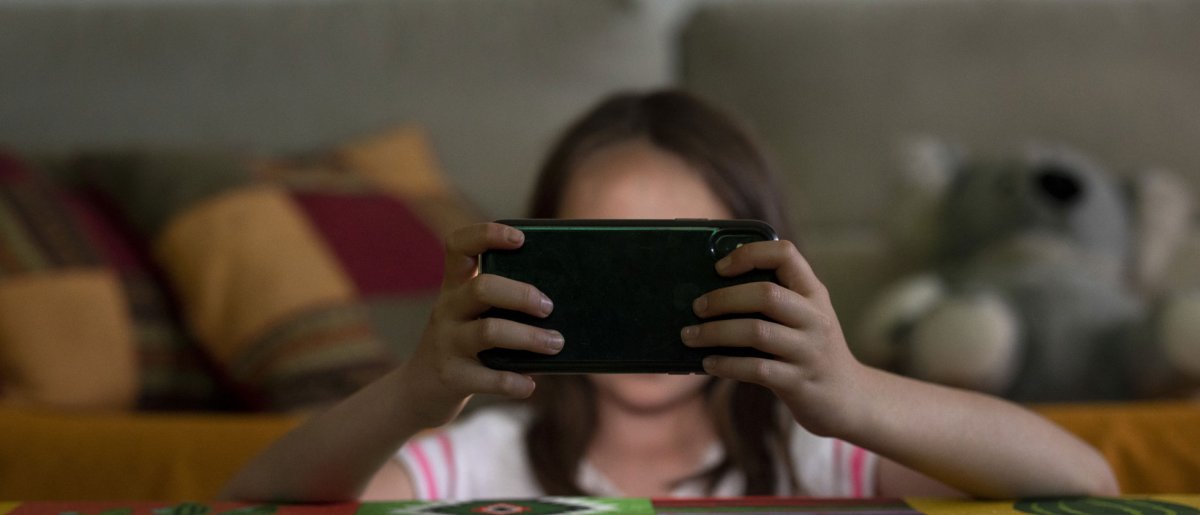 Niña con su móvil Niña utilizando el móvil