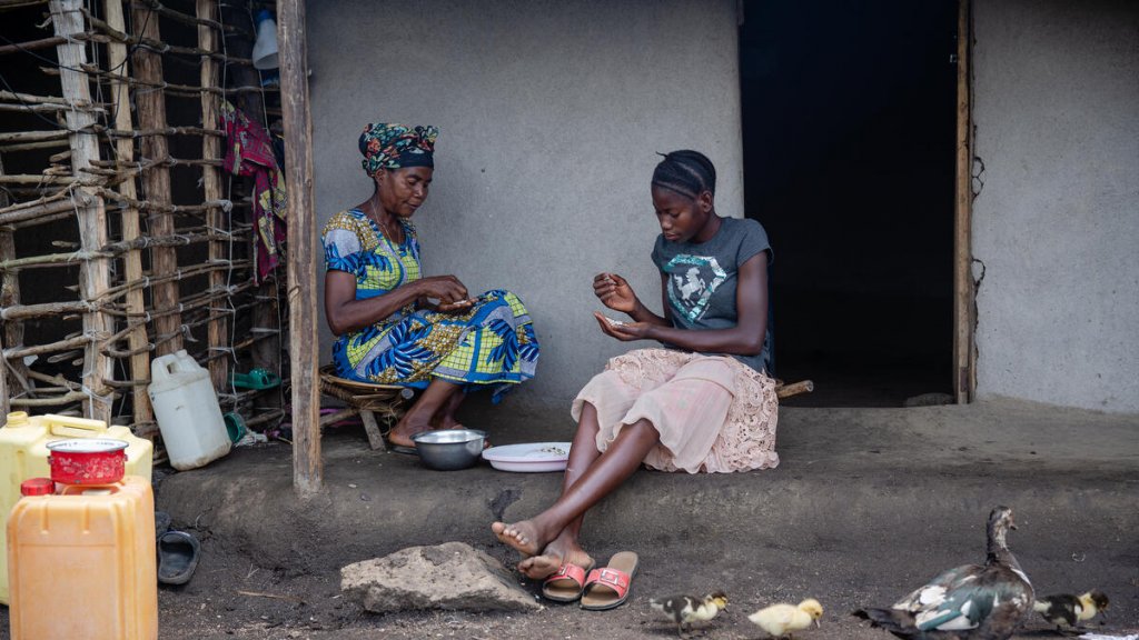 Uganda, helen: una adolescente con su madre Uganda, Helen: una adolescente con su madre