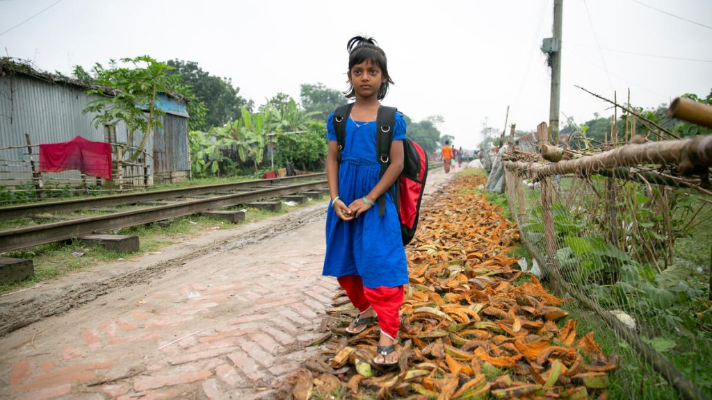 Amina, 6 años se acerca a su escuela en Bangladés