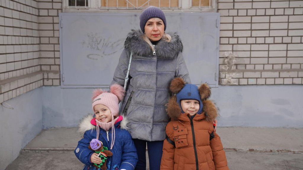 Olha, madre ucraniana, con sus dos gemelos