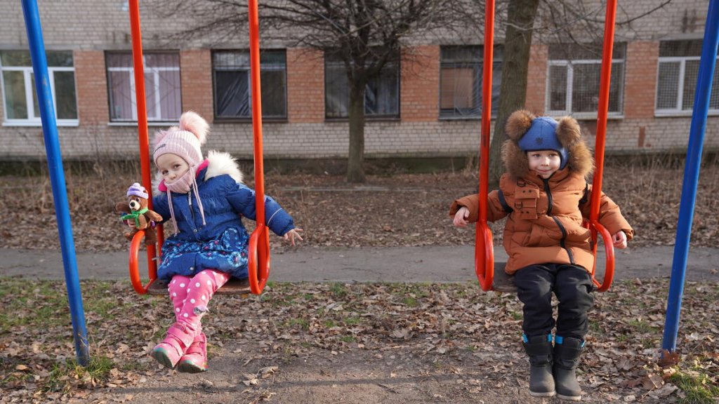 Kateryna y Yevhenii - Gemelos ucranianos jugando en un columpio
