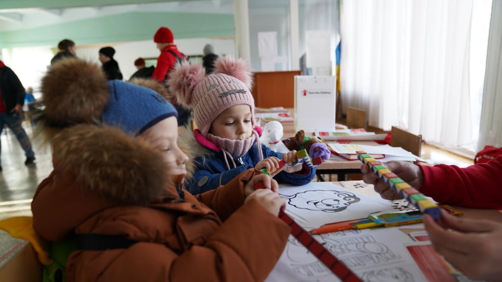 Kateryna y Yevhenii juegan en un centro de Save the Children en Ucrania