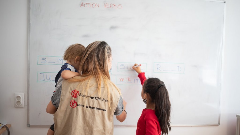 Malia* durante el taller de idiomas en el espacio amigable para niñas y niños.