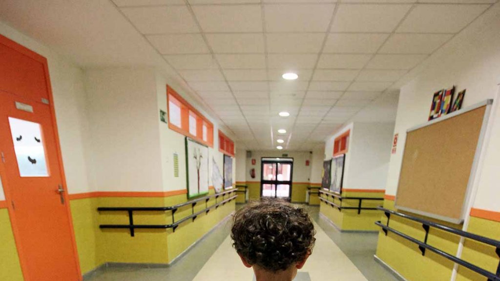 Niño de espalda en un pasillo Barnahus en España 2