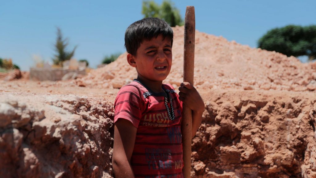 Niño de 9 años cavando tumbas en Siria