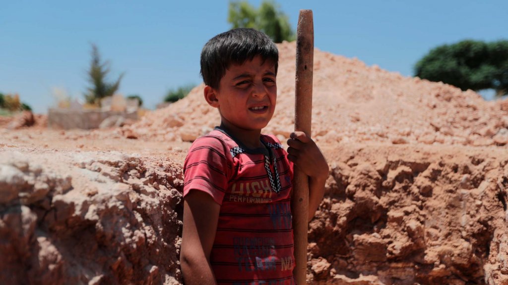 Niño de 9 años tiene que cavar tumbas para sobrevivir a la guerra en Siria Niño de 9 años cavando tumbas en Siria