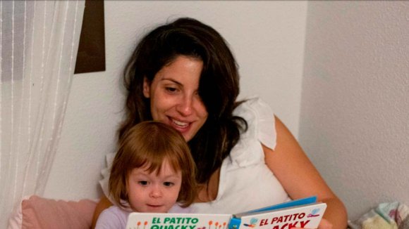Madre con su hija leyendo un cuento