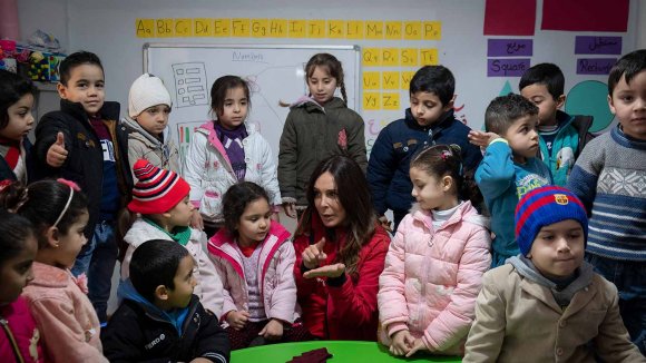 Lydia Bosch en Libano junto con Save the Children en un campo de refugiados Lydia Bosch en Libano junto con Save the Children