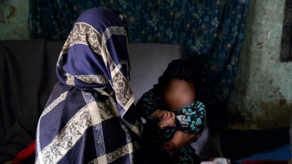 Madre afgana junto a uno de sus hijos Madre afgana junto a uno de sus hijos