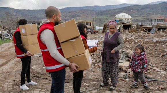 Save The Children está distribuyendo una amplia gama de artículos, incluidos kits de higiene y dignidad, así como lonas y mantas, en las regiones de Turquía afectadas por el terremoto.