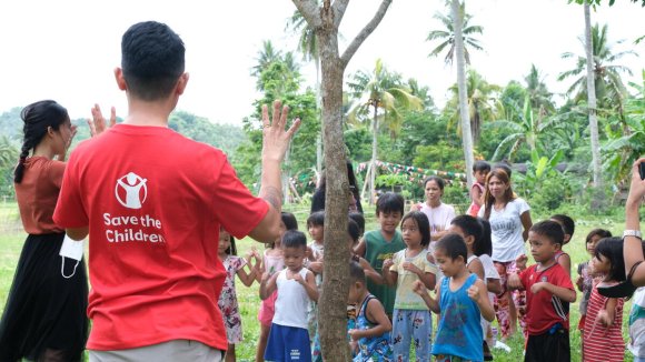Ayuda de Save the Children a varios niños y niñas