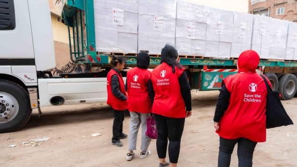 Ayuda a Gaza - Trabajadoras de Save the Children delante de un camión con ayuda