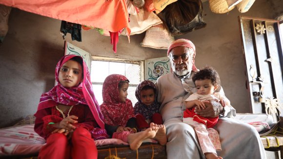 Arwa, Salma y su familia en un campo de refugiados en Yemen