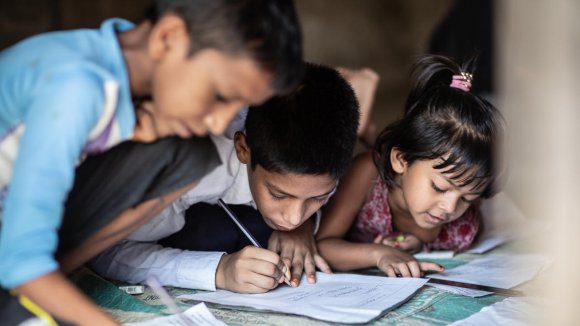 Niños estudiando en emergencias
