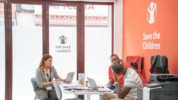 Un espacio seguro para menores migrantes de Save the Children