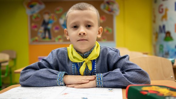 Artem aprende y juega en una escuela habilitada en Jarkov Artem aprende y juega en una escuela habilitada en Jarkov