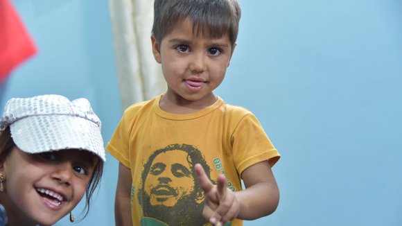 Shahed y su hermana Khalifa juegan en un centro de nutrición en Siria