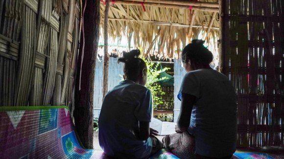 Daw Khin Yu con una de sus hijas - Myanmar