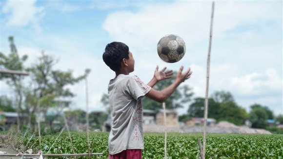 Htoo Htoo (13) juega al fútbol_Myanmar