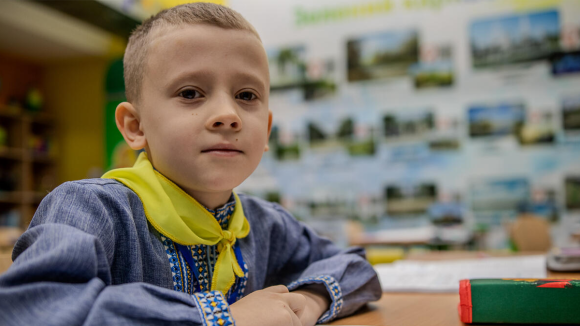 Artem - Niño estudia en un bunker en Ucrania