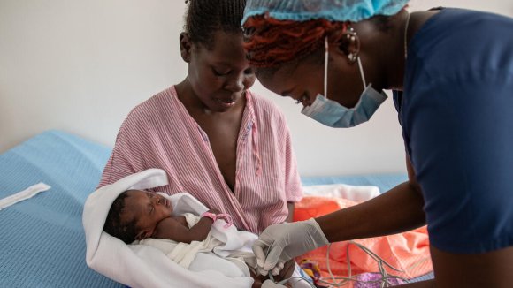 Una enfermera revisa a Joy